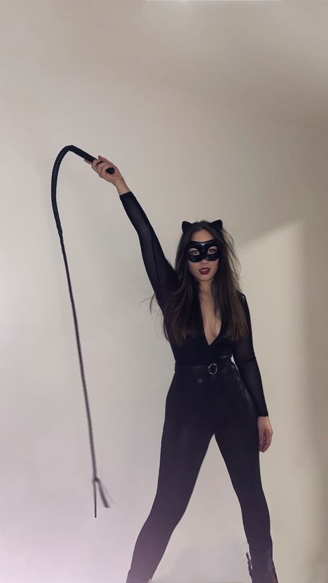 Halloween Catwoman Costume, Hot Catwoman Costume, Simple Catwoman Costume, Dc Comic Halloween Costumes, Cat Woman Costume Ideas, Black Jumpsuit Halloween Costume Ideas, Easy Catwoman Costume, Halloween Costume Cat Woman, Cat Woman Diy Costume