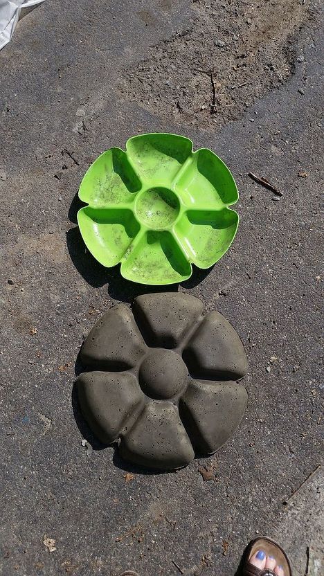 garden flower stone diy, crafts, gardening Taman Diy, Cement Garden, Painted Patio, Garden Stepping Stones, Outdoor Crafts, Stones Diy, Concrete Crafts, Meteor Garden, Diy Dollar Store Crafts