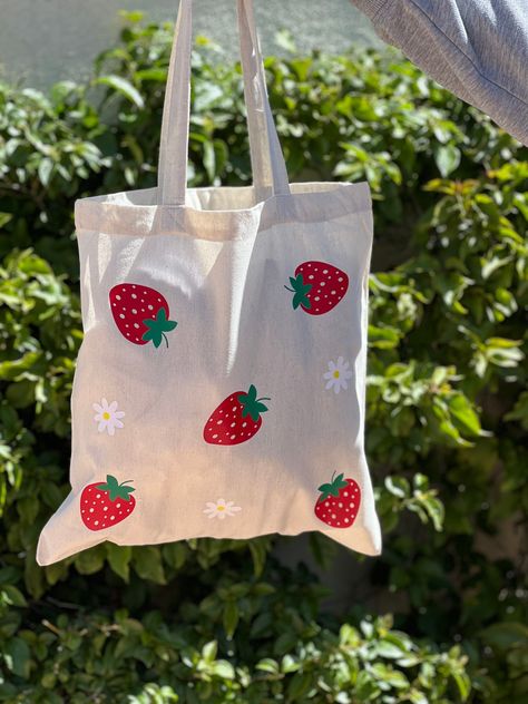 Painted Totes Ideas, Tote Bag Pattern Paint, Flower Tote Bag Painting, Strawberry Crafts Diy, Diy Canvas Tote Bag Paint, Tote Bag Design Ideas Paint, Canvas Bag Painting Ideas Easy, Cute Tote Bags Design, Simple Tote Bag Painting