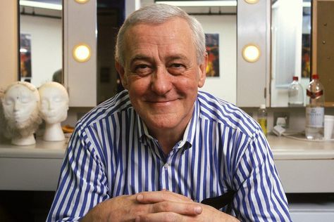 A Tribute to John Mahoney, an Actor We Thought We Knew American Actors, John Mahoney, Frasier Crane, Celebrities Who Died, Bob Hope, Thanks For The Memories, Man Character, I Watch, The New Yorker