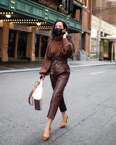 Wendy Nguyen posted on Instagram: “Hi everyone!!! 👋🏼 Chocolate and chestnut tones in downtown today 🍫 🌰 First day of autumn calls for…” • See all of @wendyslookbook's photos and videos on their profile. Mode Monochrome, Wendy Nguyen, Fall Fashion Colors, First Day Of Autumn, Alledaagse Outfits, Wendy's Lookbook, Monochrome Outfits, Monochromatic Fashion, Monochromatic Outfit