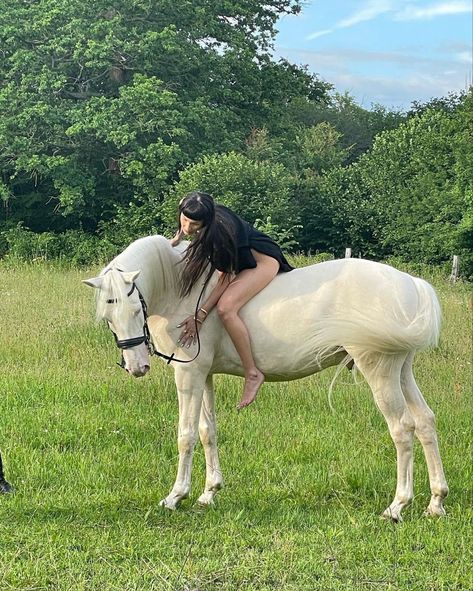 Bella Hadid. Horse Girl, Horse Riding Aesthetic, Fantasy Horses, Horse Aesthetic, Equestrian Lifestyle, Equestrian Life, Horse Life, Horse Photos, Horse Love