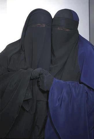 two ladies in niqab with eyes cover Mode Niqab, Striper Outfits, Outer Dress, Niqab Fashion, Face Veil, Hijab Niqab, Islam Women, Arab Girls Hijab, Two Ladies