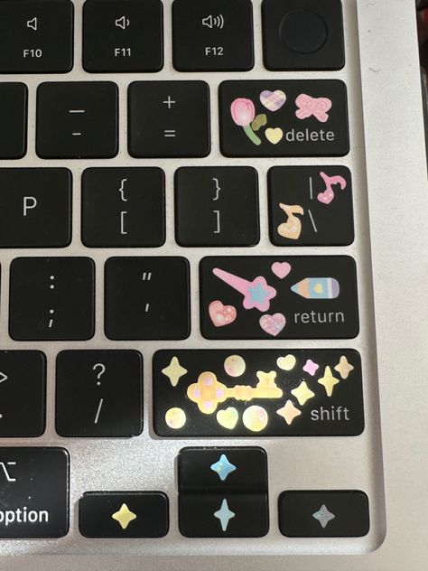 Decorated Laptop Aesthetic, Ipad With Keyboard Aesthetic, Computer Decoration Ideas, Macbook Decoration Ideas, Laptop Painting Ideas, Laptop Decoration Aesthetic, Decorated Computer, Laptop Decoration Ideas, Decorated Laptop