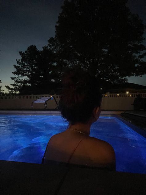 Night Swimming Pictures, Late Night Pool Pics, Aesthetic Swimming Pool, Poolside Pictures, Pool Designs Backyard, Swimming Pool Outfit, Makeup Captions, Pool Styles, Aesthetic Swimming