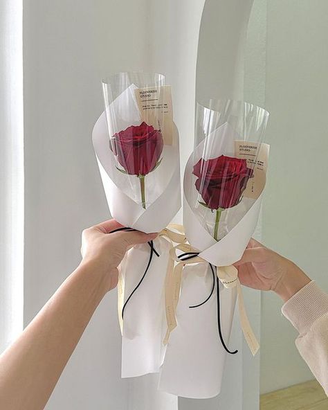 One Flower Bouquet Wrap, Single Bouquet Wrap, Rose Single Bouquet, Single Bouquet Flower, One Rose Bouquet, 1 Rose Bouquet, Bouquet Ideas Diy, Minimalist Bouquet, Flower Bouquet Birthday