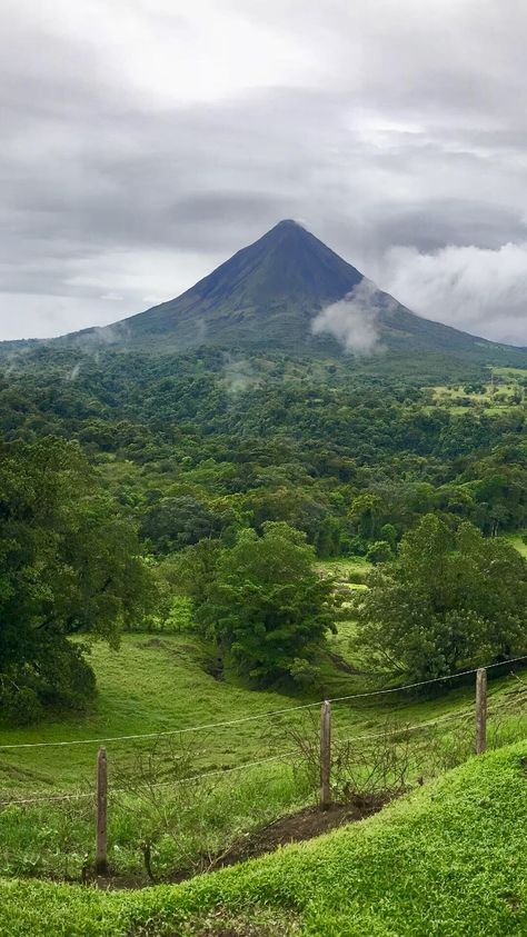 Arenal Volcano, beautiful piece of earth. Costa Rica, Alajuela. Picture taken by me. Santo Domingo, Latin America, Nature, Costa Rica Mountains, Arenal Volcano, Nature Hd, Beautiful Scenery, Countries Of The World, Volcano