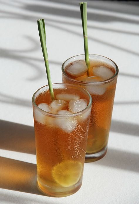 Cool down: Lemongrass Iced Tea - Stabroek News Ice Tea Photography, Ice Lemon Tea, Lemongrass Plant, Iced Tea Recipe, Iced Drinks Recipes, Lemongrass Tea, Eggless Desserts, Herbal Elixir, Herbal Teas Recipes