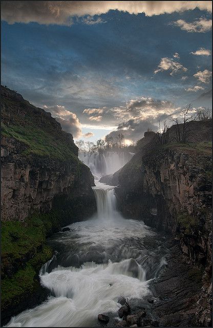 White River Falls, Oregon, USA, photo by Victor Von Saiza. Pacific Northwest, Oregon Travel, Konst Designs, Matka Natura, River Falls, White River, Beautiful Waterfalls, Pretty Places, Places Around The World