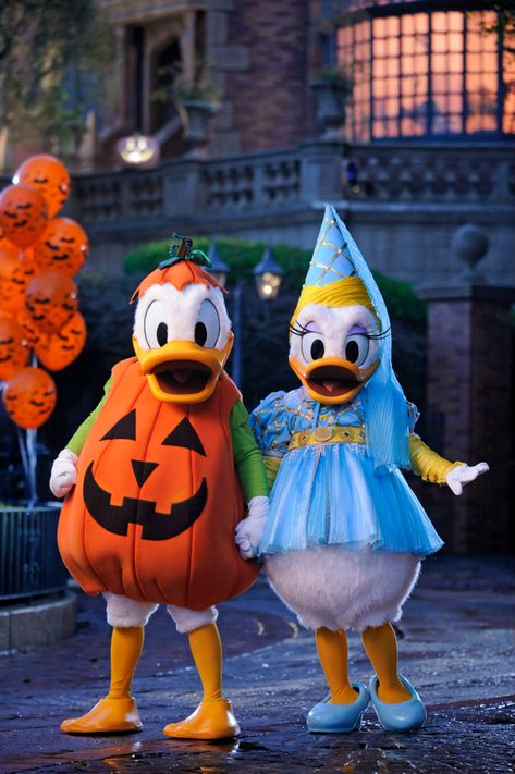 4 Questions for Parents Before Booking a Hard-Ticket Event - TouringPlans.com Blog Halloween Disney World, Disney World Halloween, Mickey Mouse Y Amigos, Disney Parque, Donald And Daisy Duck, Disneyland Halloween, Spooky Halloween Party, Disney World Magic Kingdom, Disney Halloween Costumes