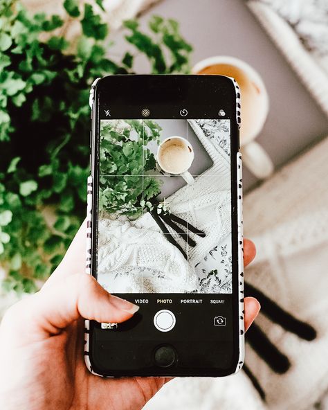Want to know how to take better photos with your phone?! Did you know 95% of my Instagram and blog images are taken on my phone?! Professional Camera, Phone Taking Picture Aesthetic, Mobile Phone Aesthetic, Taking Photos Aesthetic, Taking Pictures Aesthetic, Photo Lighting Setup, Picture Of A Person, Content Photos, Professional Cameras