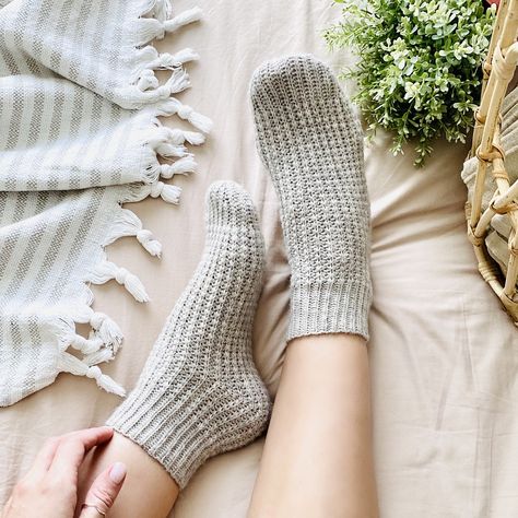 Amigurumi Patterns, Crochet Thigh High Socks, Thigh High Sock, Team Socks, Crochet Socks Pattern, Elegant Crochet, Unique Socks, Crochet Socks, Yarn Sizes