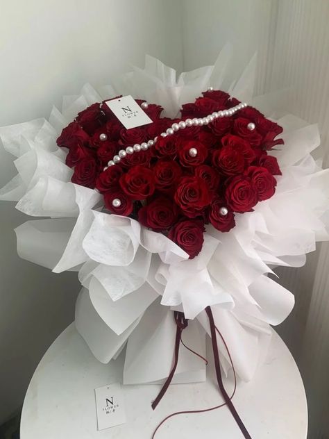 Unique Bridal Bouquets Ideas, Unique Bridal Bouquet Ideas, Bridal Bouquet Ideas, Roses Bouquet Gift, Unique Bridal Bouquets, Organizator Grafic, Wedding Bouquet Ideas, Diy Bouquet Wrap, Birthday Flowers Bouquet