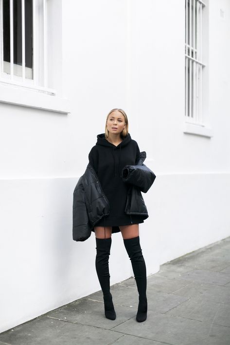 Puffer Jacket & Knee Highs. Edgy Outfits, K Fashion, Hoodie Dress Outfit, Moda Paris, Looks Black, Fashion Blogger Style, Hoodie Outfit, Pinterest Fashion, All Black Outfit