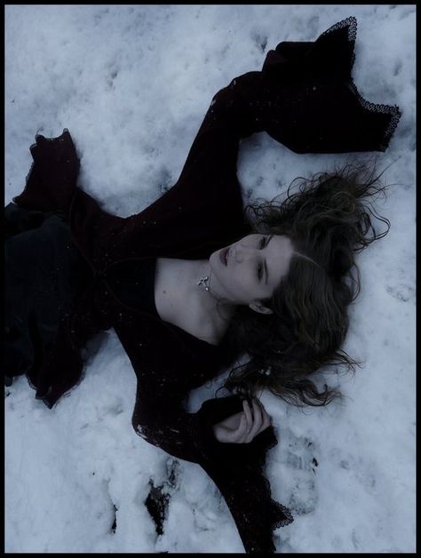 Cold Winter Photoshoot, Winter Goth Aesthetic, Winter Vampire Aesthetic, Snow Witch Aesthetic, Gothic Winter Aesthetic, Gothic Senior Pictures, Snow Aesthetic Dark, Christmas Aesthetic Outfit, Goth Photoshoot Ideas