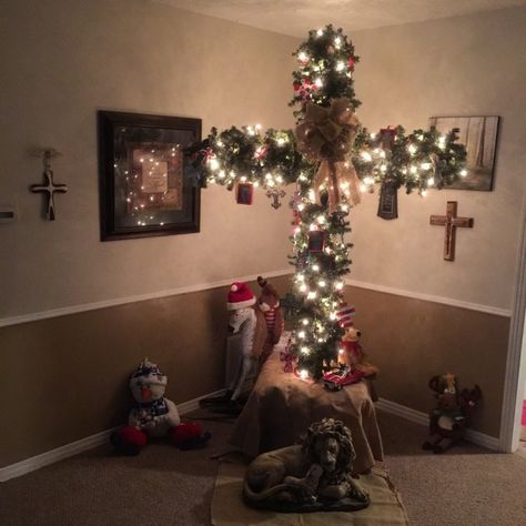 Would LOVE this Tree in my Home. Cross Tree these are the most Creative Christmas Trees! Natal, Cross Tree, Church Christmas Decorations, Cross Christmas Tree, Creative Christmas Trees, Christmas Church, Christmas Jesus, Meaning Of Christmas, 12 December