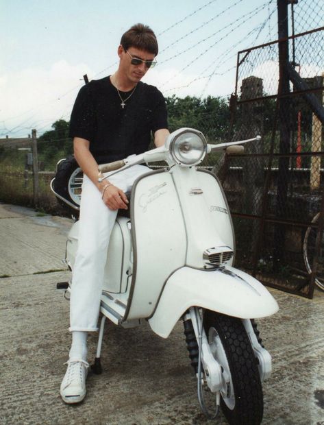 A young Paul Weller on his Lambretta SX200 Ska, Original Skinheads, 60s Mod Fashion, 60s Men, The Style Council, Style Council, Mod Scooter, Paul Weller, Lambretta Scooter