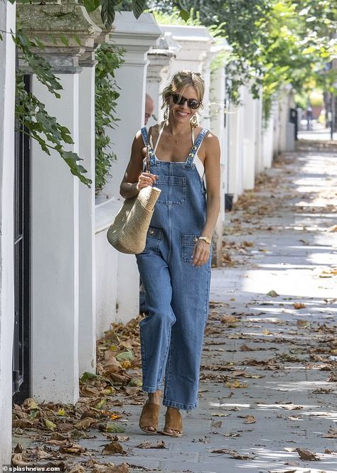 Sienna Miller, Dungaree Outfit, Sienna Miller Style, Salopette Jeans, Denim Dungarees, White Sleeveless Top, Fashionable Dresses, Stil Inspiration, Mode Casual