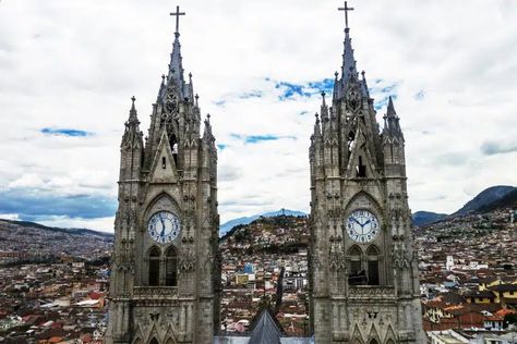 4 Epic 1-Month South America Backpacking Itineraries & Routes Quito, Best Travel Books, Backpacking Routes, Backpacking South America, Machu Pichu, Paris France Travel, Inca Trails, Quito Ecuador, Bali Travel