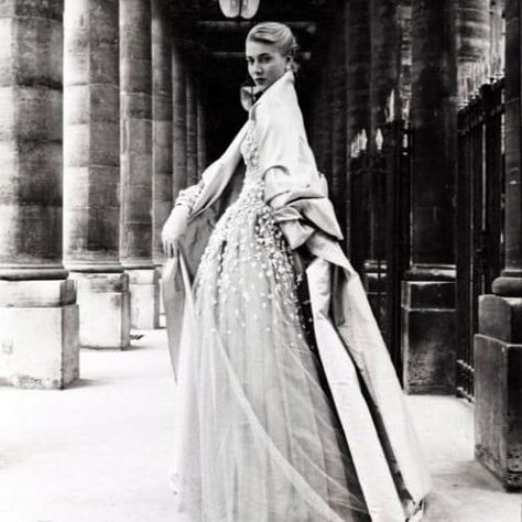 Jacques Fath, Dreamy Gowns, Glamour Vintage, Stunning Fashion, Dior Collection, Paris Chic, Fashion 1950s, Vintage Everyday, Christian Dior Couture