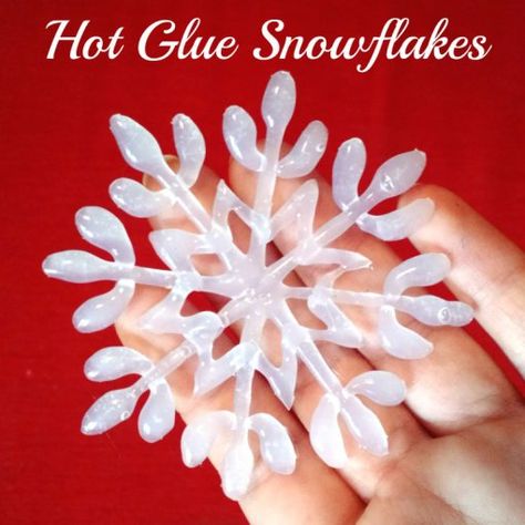 Decorate your windows for Christmas with this very easy tutorial for Hot Glue Snowflakes. You only need a hot glue gun, wax paper and your imagination to make these lovely window clings or Christmas tree ornaments! – Little Craft Corner Hot Glue Snowflakes, Glue Snowflakes, Crafts With Hot Glue, Hot Glue Art, Jul Diy, Diy Glue, Snowflake Craft, Diy Christmas Ornaments Easy, Navidad Diy