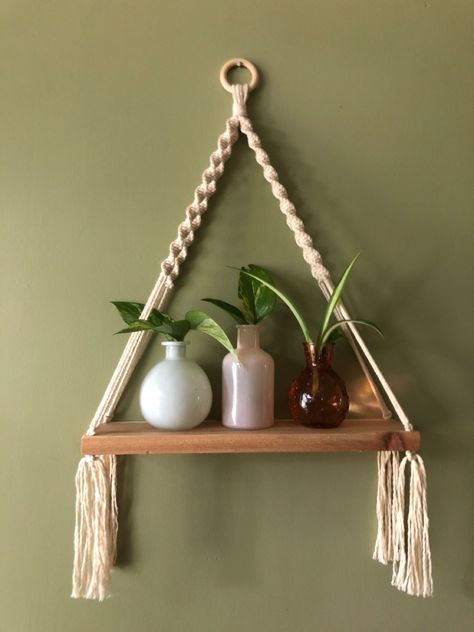 فن النسيج, Pola Macrame, Crochet Wall Art, Macrame Shelf, Macrame Plant Hanger Patterns, Shelf Hanging, Hout Diy, Wall Hanging Shelves, Diy Macrame Plant Hanger