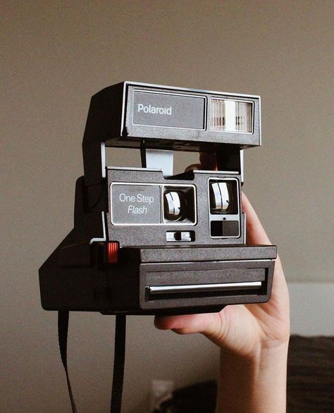 Polaroid Camera Vintage Aesthetic, Vintage Camera Polaroid, Poloroid Camera 80s, Vintage Polaroid Camera Aesthetic, Polaroid Camera Aesthetic, Câmaras Vintage, Old Polaroid Camera, Polaroid Camera Vintage, Poloroid Camera