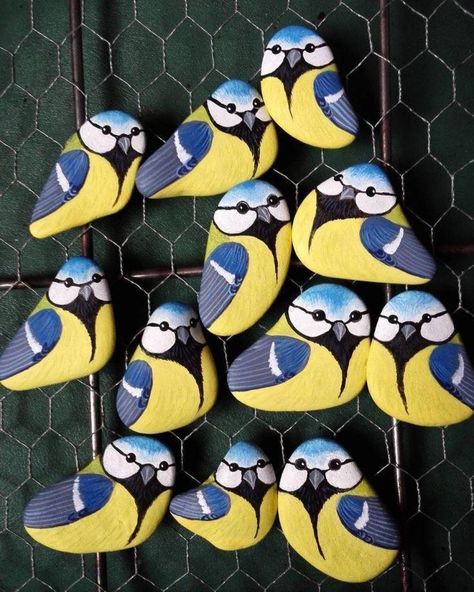 Animals Painting, Yellow Birds, Painted Rock Animals, Art Pierre, Stone Art Painting, Painted Rocks Kids, Painted Rocks Craft, Painted Rocks Diy, Rock Painting Ideas Easy