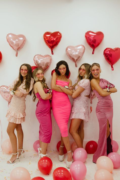 pink photo shoot Valentine Photo Shoot Outfit, Galentines Group Photoshoot, Valentines Photoshoot Outfits, Birthday Shoot With Friends, Valentines Group Photoshoot, Galentines Party Photoshoot, Pink Group Photoshoot, Galentines Photoshoot Poses, Sister Valentines Photo Shoot