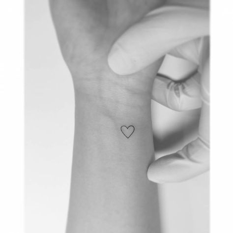 Small Heart Wrist Tattoo, Herz Tattoo Klein, Small Heart Tattoo, 42 Tattoo, Simple Heart Tattoos, Minimalist Tattoo Small, Heart Tattoo Wrist, Tiny Heart Tattoos, Tiny Wrist Tattoos