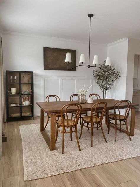 Cool Tone Dining Room, Transitional Modern Organic, Dining Room Simple Design, Vintage Modern Dining Room Ideas, Moody Dining Room Open Concept, All White Kitchen Decor Ideas, Small Transitional Dining Room, Vintage Moody Dining Room, Dining Room Earth Tone