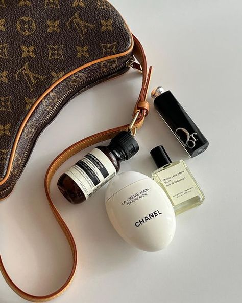 Celine Makeup Bag, Vintage Bag Aesthetic, What's In My Bag Aesthetic, Skincare Photos, What Is In My Bag, Aesop Skincare, Louis Vuitton Perfume, Whats In My Bag, Story Content