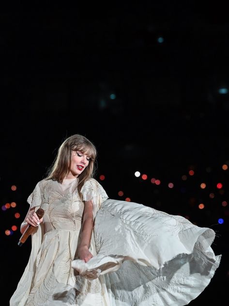 taylor in 4k White Folklore Dress, Folklore Eras Tour Outfit, Taylor Swift Folklore Era, Folklore And Evermore, Taylor Swift Ex, Folklore Eras Tour, Eras Tour Concert, Taylor Guitar, Folklore Evermore