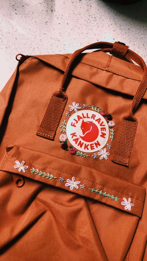 #embroidery #handmade #fjallravenkanken #kanken #flowerembroidery #backpackembriodery Urban Threads Embroidery, Mochila Fjallraven Kanken, Broderie Anglaise Fabric, Mochila Kanken, Indian Embroidery Designs, Embroidery Designs Free Download, Rose Embroidery Designs, Embroidered Backpack, Textile Art Embroidery