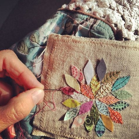 A beautiful use for all those scraps: raw edge applique with different stitch ideas for attaching each leaf. Sew Ins, Appliqué Quilts, Pola Blus, Sulaman Pita, Upcycle Ideas, Raw Edge Applique, 자수 디자인, Fabric Projects, Embroidery Inspiration