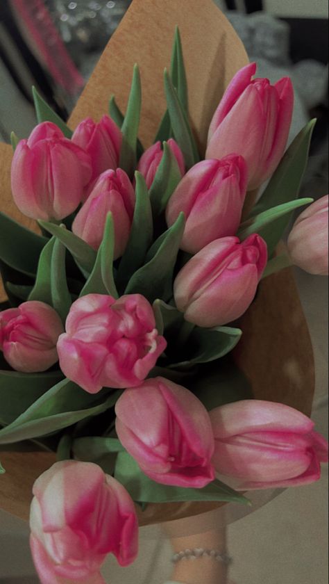 ig: andreaitzzel Bonito, Pink Asthetics Wallpaper, Tulip Flower Pictures, Boquette Flowers, Tulip Bouquet, Cute Flower Wallpapers, Plant Aesthetic, Spring Aesthetic, Tulips Flowers