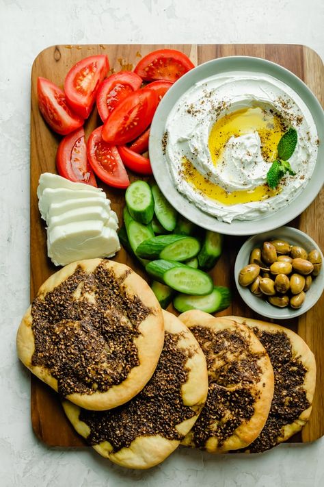 Zaatar Manakeesh is a Mediterranean flatbread that's made with dough and zaatar spice. It's an easy recipe to make from scratch using very few ingredients! Manakish | Manaeesh | Arabic Food | Ramadan | Lebanese Recipes | Mediterranean Food #zaatar #manakeesh #ramadan #ramadanfood #mezzafood #lebaneserecipes Manakish Recipe, Manakeesh Recipe, Arabisk Mat, Healthy Ramadan Recipes, Food Ramadan, Arabisk Mad, Mediterranean Flatbread, Zaatar Spice, Recipes Mediterranean