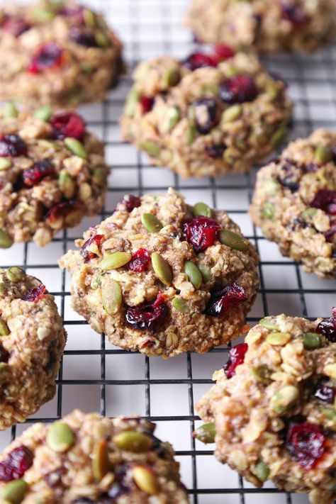 Superfood Breakfast Cookies - Wife Mama Foodie Crab Recipes, Glutenfri Baking, Superfood Breakfast, Biscuits Diététiques, Breakfast Cookie Recipe, Snacks Saludables, Healthy Ingredients, Think Food, Breakfast On The Go