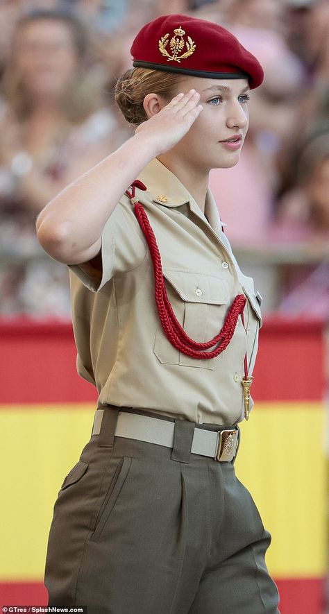 Spain Royal Family, Spanish Monarchy, Princess Leonor Of Spain, Leonor Of Spain, Leonor Princess Of Asturias, Young Royal, Zaragoza Spain, Royal Girls, Red Beret