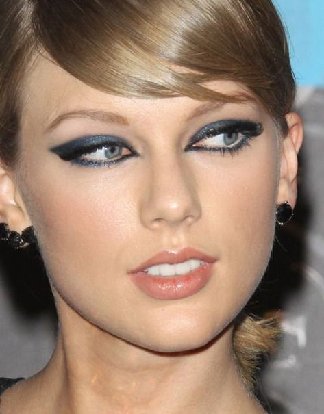 Taylor Swift Smokey Eye, Taylor Swift Cat Eye, Taylor Swift Aesthetic Makeup, Taylor Swift Midnights Make Up, Taylor Swift Lover Makeup, Makeup For Monolids, Taylor Swift Makeup Looks, Uni Makeup, Taylor Swift Eyes