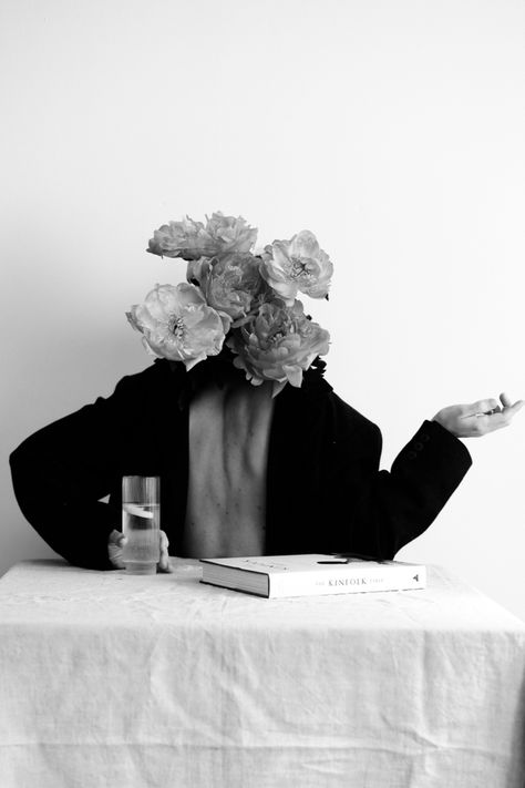 Surrealistic photography faceless woman with flowers #surrealism #art #photoshoot Surrealist Photography Surrealism, Faceless Woman Art, Surrealist Portrait Photography, Headless Photography, Faceless Portrait Photography, Face Covered Photography, Artist Photoshoot Ideas Art, Surreal Photoshoot, Faceless Photoshoot