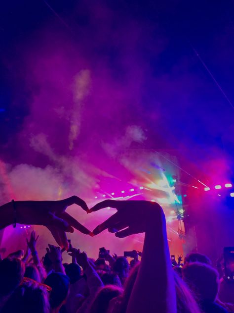 Pink Night Out Aesthetic, Raves Aesthetics, Pink Rave Aesthetic, Ravecore Aesthetic, Pop Pink Aesthetic, Audrey Belrose, Rave Pictures Ideas, Edm Festival Aesthetic, Plur Aesthetic