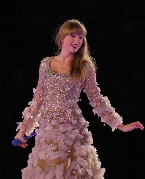 Speak Now Era, Miss Americana, Taylor Swift Fan Club, Taylor Swift Tour Outfits, Taylor Swift Cute, Taylor Swift Speak Now, Swift Tour, Taylor Swift Fearless, Estilo Taylor Swift