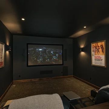 Easy Home Theater Ideas, Home Theatre Painting Ideas, Theater Room Lights, Media Room Dark Walls, Black Media Room Ideas, Black Wall Movie Room, All Black Media Room, Theater Room Colors Paint, Black Home Theater Room
