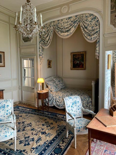 Chateau In France, French Manor Aesthetic, My Dream Home Bedroom, French Chateau Interiors Bedrooms, Chataue French House, French Bedroom Interior, French Chateau Interiors 18th Century, French Homes Interiors, French House Exterior