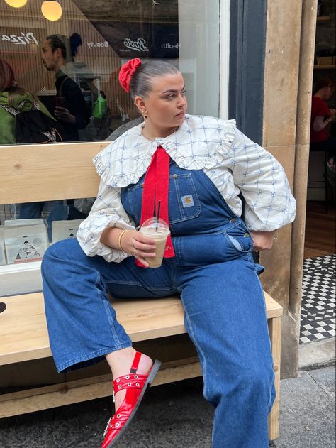 Oversize Dungarees Outfit, Red Dungarees Outfit, Autumn Outfits Eclectic, Oversized Collar Dress, Oversized Dungarees Outfit, Red Overalls Outfits, Dungarees Outfit Winter, Aw23 Trends, Winter Overalls Outfit