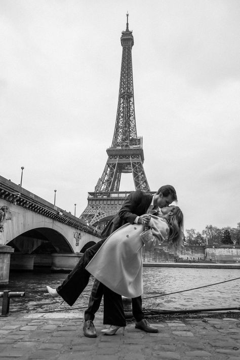 Couple Photo session in Paris with the Eiffel Tower View. Iconic photo session for a couple in Paris Engagement Photos Eiffel Tower, Iconic Couple Photoshoot, Photos With Eiffel Tower, Couple Pictures In Paris, Couples Photos Paris, Couple Photoshoot In Paris, Couple Paris Photos, Paris Honeymoon Aesthetic, Couple Photos Paris