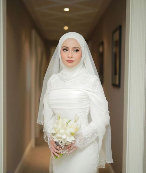 Muslimah Wedding Dress Brides Hijab Styles, Ootd Bridesmaid Hijab, Malaysian Wedding Dress, Dress Pengantin, Melayu Wedding, Raya Dress, Muslim Wedding Photos, Niqabi Bride, Pengantin Hijab