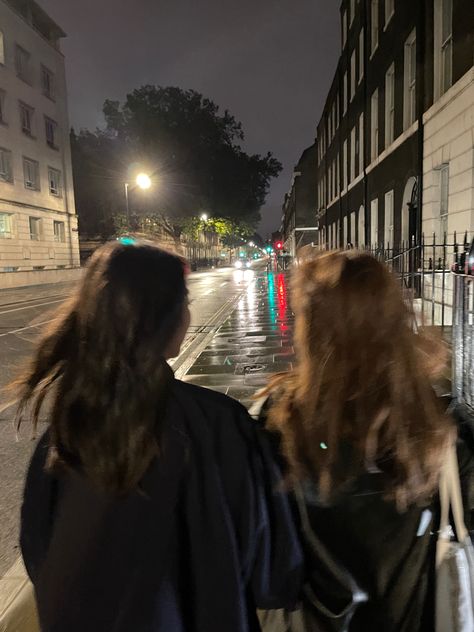 Night Time Vibes Aesthetic, Take A Walk Aesthetic, Late Night London, Friends In London Aesthetic, London Best Friends, Downtown Night Aesthetic, City Walk Aesthetic, Late Night Date Aesthetic, Late Night Walks With Friends