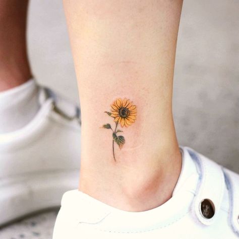 Butterfly Tattoos, Tattoo Inspiration, Small Sunflower Tattoo, Henne Tattoo, Small Sunflower, Inspiration Tattoos, Small Meaningful Tattoos, Gorgeous Tattoos, Initial Tattoo